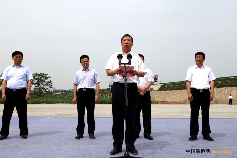 圖為中國鐵建總裁莊尚標(biāo)在合銅、吳華高速公路項目開工儀式發(fā)表重要講話